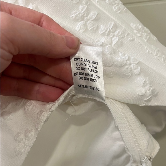 Altar’d State: Elegant White Embroidered Women's Corset Top with Boning - Picture 6 of 8